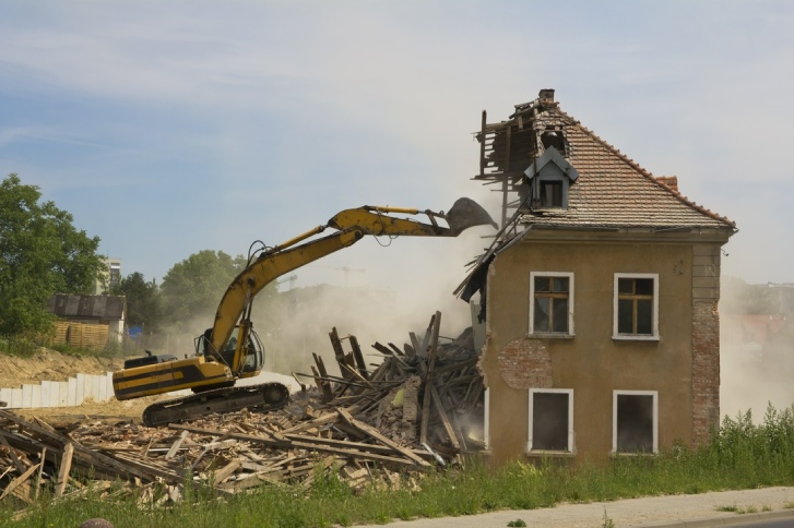 dom w trakcie rozbiórki